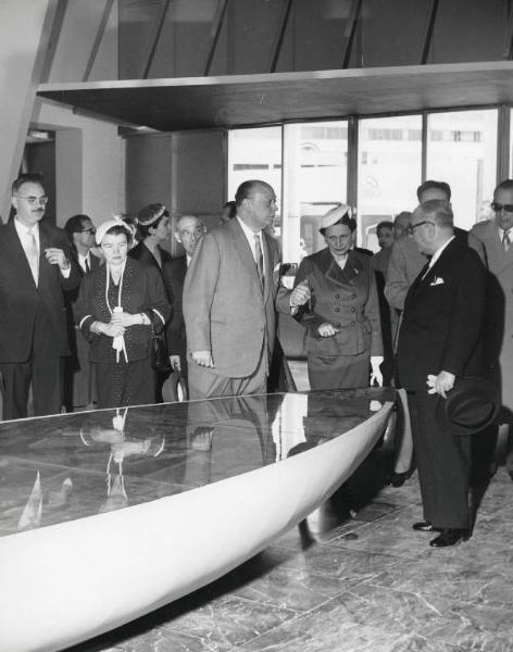 Fiera di Milano - Campionaria 1955 - Visita del ministro greco Leone Maccas e signora