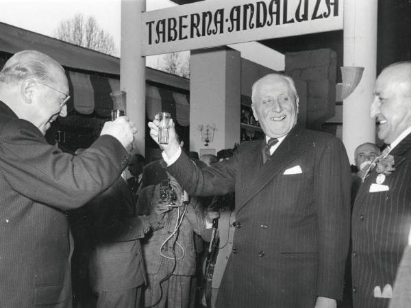 Fiera di Milano - Campionaria 1955 - Visita dell'ambasciatore spagnolo De Desio