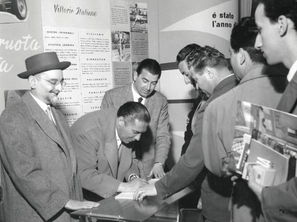 Fiera di Milano - Campionaria 1955 - Visita del campione calcistico Giuseppe Meazza