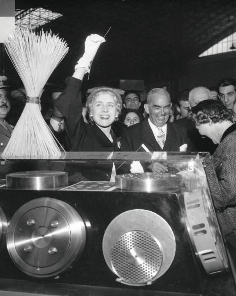 Fiera di Milano - Campionaria 1955 - Visita dell'ambasciatrice degli Stati Uniti Clare Boothe Luce