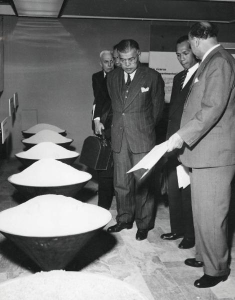 Fiera di Milano - Campionaria 1955 - Visita del ministro dell'industria della Tailandia Banyati Devahastin