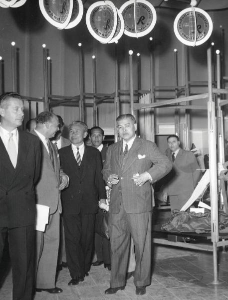 Fiera di Milano - Campionaria 1955 - Visita del ministro dell'industria della Tailandia Banyati Devahastin