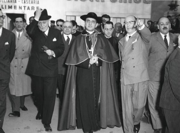 Fiera di Milano - Campionaria 1955 - Visita dell'arcivescovo di Milano Giovanni Battista Montini