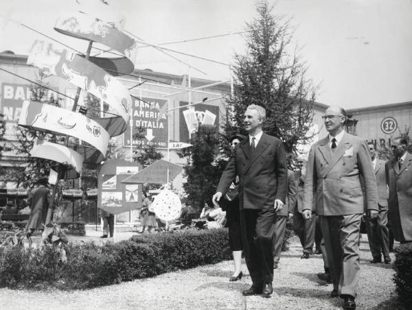 Fiera di Milano - Campionaria 1955 - Visita del sottosegretario di Stato alla Presidenza del Consiglio Raimondo Manzini