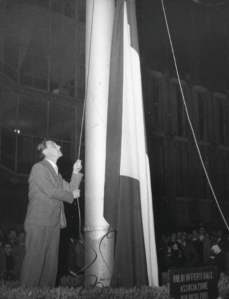 Fiera di Milano - Campionaria 1955 - Cerimonia dell'ammainabandiera