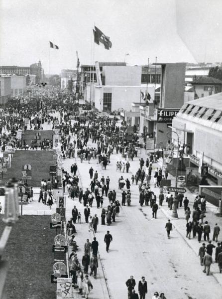 Fiera di Milano - Campionaria 1947 - Viale dell'industria