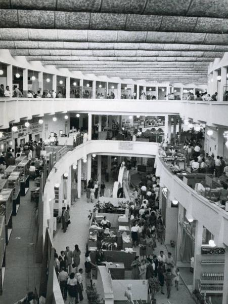 Fiera di Milano - Campionaria 1947 - Padiglione dei tessili e dell'abbigliamento - Interno