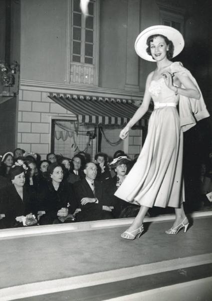 Fiera di Milano - Campionaria 1948 - Padiglione della Italviscosa - Sfilata di alta moda