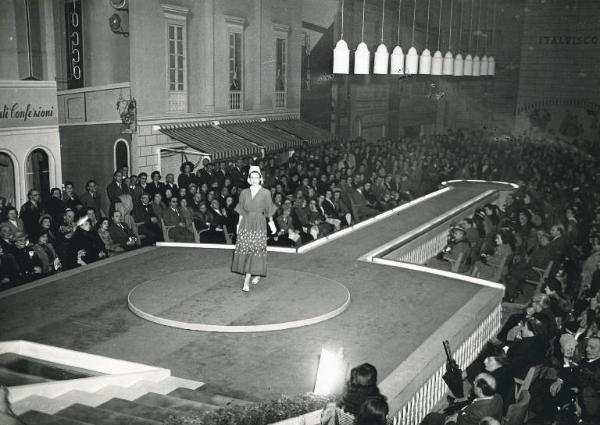 Fiera di Milano - Campionaria 1948 - Padiglione della Italviscosa - Sfilata di alta moda