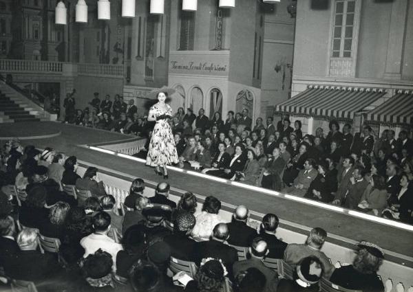 Fiera di Milano - Campionaria 1948 - Padiglione della Italviscosa - Sfilata di alta moda