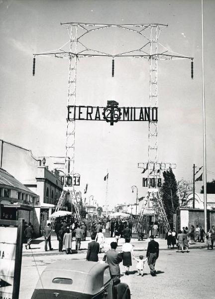 Fiera di Milano - Campionaria 1948 - Entrata di via Spinola (porta della meccanica)