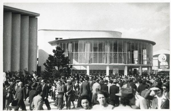 Fiera di Milano - Campionaria 1948 - Viale dell'industria - Folla di visitatori