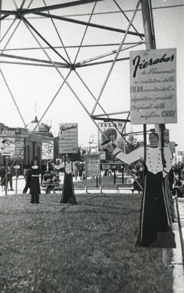 Fiera di Milano - Campionaria 1948 - Viale dell'industria - Cartelloni e sagome pubblicitarie