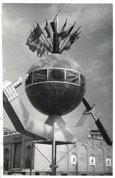 Fiera di Milano - Campionaria 1948 - Installazione pubblicitaria della penna stilografica LUS