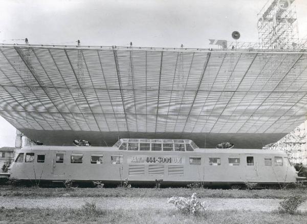 Fiera di Milano - Campionaria 1948 - Tettoia espositiva dell'OM - Automotrice leggera "Belvedere" (ALTn 444-3001)