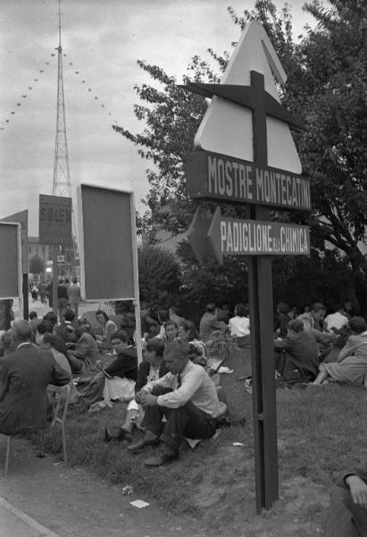 Fiera di Milano - Campionaria 1947 - Insegna pubblicitaria Montecatini - Visitatori