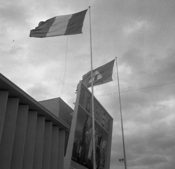 Fiera di Milano - Campionaria 1947 - Padiglione Montecatini - Bandiere