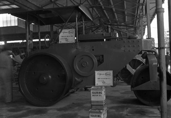 Fiera di Milano - Campionaria 1949 - Tettoia macchine agricole - Schiacciasassi Bubba