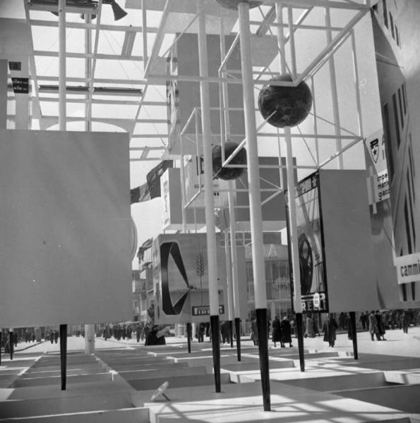 Fiera di Milano - Campionaria 1951 - Viale dell'industria - Installazione pubblicitaria Pirelli