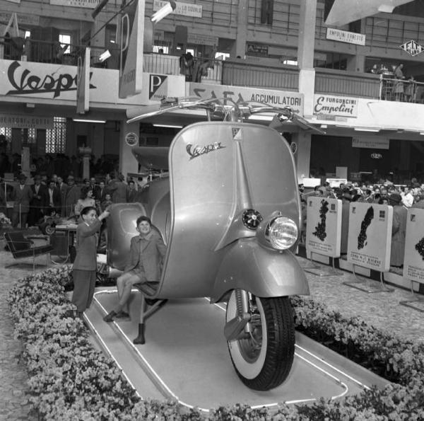 Fiera di Milano - Campionaria 1951 - Padiglione 31 - Stand Piaggio - Vespa 125