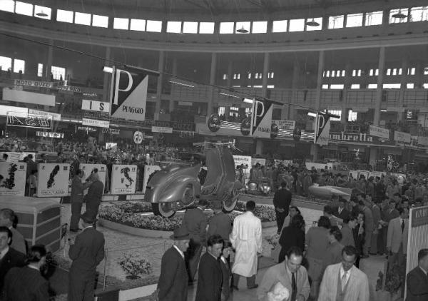 Fiera di Milano - Campionaria 1951 - Padiglione 31 - Stand Piaggio - Vespa 125 - Visitatori