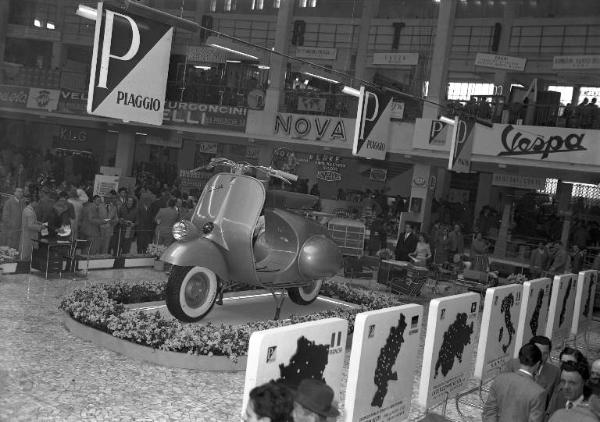 Fiera di Milano - Campionaria 1951 - Padiglione 31 - Stand Piaggio - Vespa 125