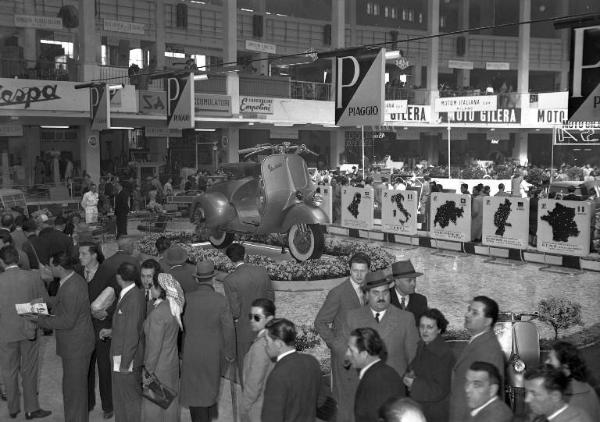 Fiera di Milano - Campionaria 1951 - Padiglione 31 - Stand Piaggio - Vespa 125 - Visitatori