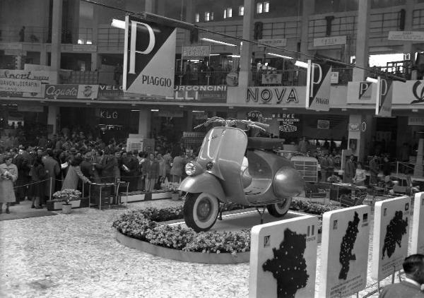 Fiera di Milano - Campionaria 1951 - Padiglione 31 - Stand Piaggio - Vespa 125 - Visitatori