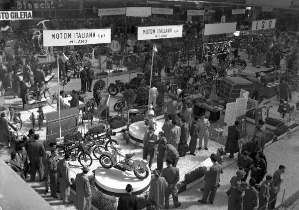 Fiera di Milano - Campionaria 1951 - Padiglione 31 - Stand Motom italiana - Visitatori