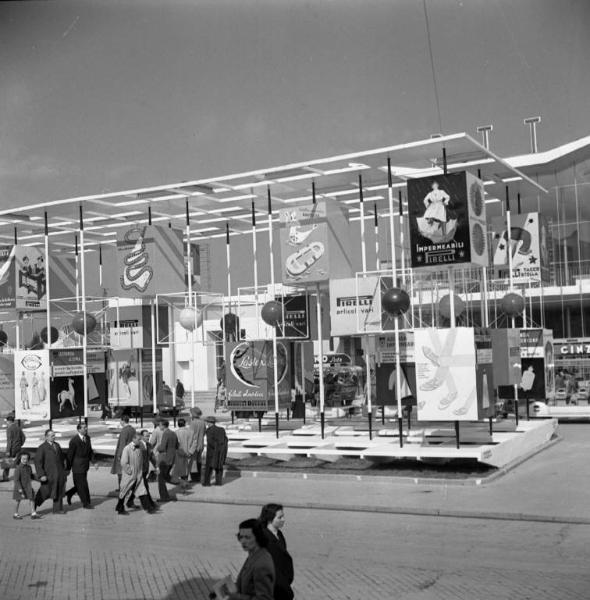 Fiera di Milano - Campionaria 1951 - Viale dell'industria - Installazione pubblicitaria Pirelli