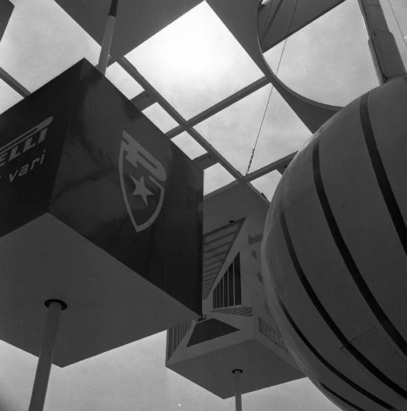 Fiera di Milano - Campionaria 1951 - Installazione pubblicitaria Pirelli