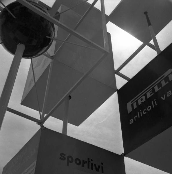 Fiera di Milano - Campionaria 1951 - Installazione pubblicitaria Pirelli