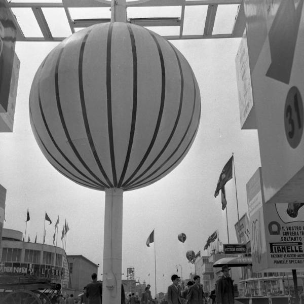 Fiera di Milano - Campionaria 1951 - Viale dell'industria - Installazione pubblicitaria Pirelli