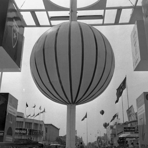 Fiera di Milano - Campionaria 1951 - Viale dell'industria - Installazione pubblicitaria Pirelli