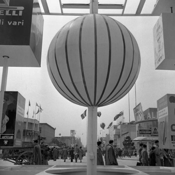 Fiera di Milano - Campionaria 1951 - Viale dell'industria - Installazione pubblicitaria Pirelli - Visitatori