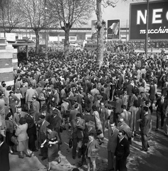 Fiera di Milano - Campionaria 1951 - Porta Domodossola - Folla visitatori