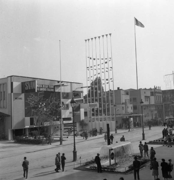 Fiera di Milano - Campionaria 1953 - Viale dell'industria - Padiglione Agip Snam - Visitatori