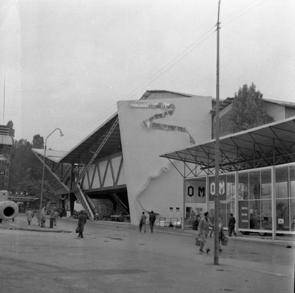 Fiera di Milano - Campionaria 1953 - Viale siderurgia - Padiglione Sidercomit - Tettoia espositiva OM