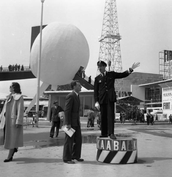 Fiera di Milano - Campionaria 1953 - Vigile urbano - Visitatori