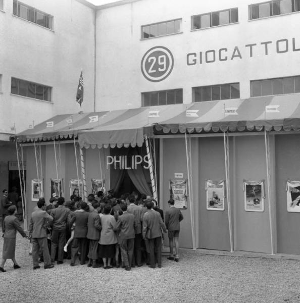 Fiera di Milano - Campionaria 1953 - Corte dei balocchi - Stand Philips - Visitatori