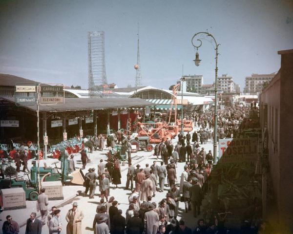 Fiera di Milano - Campionaria 1950 - Viale dell'agricoltura - Visitatori