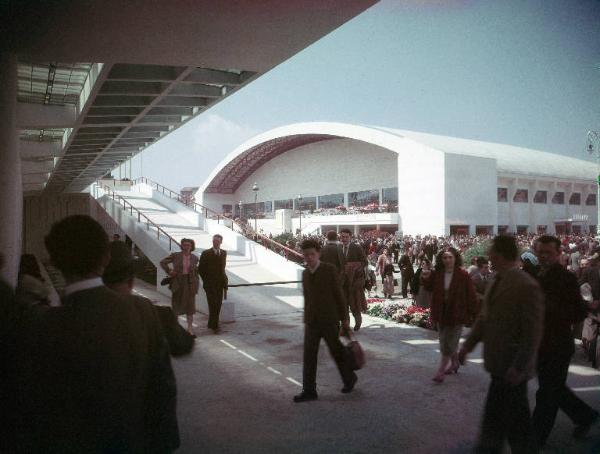 Fiera di Milano - Campionaria 1951 - Viale dell'industria - Padiglione 19 - Visitatori