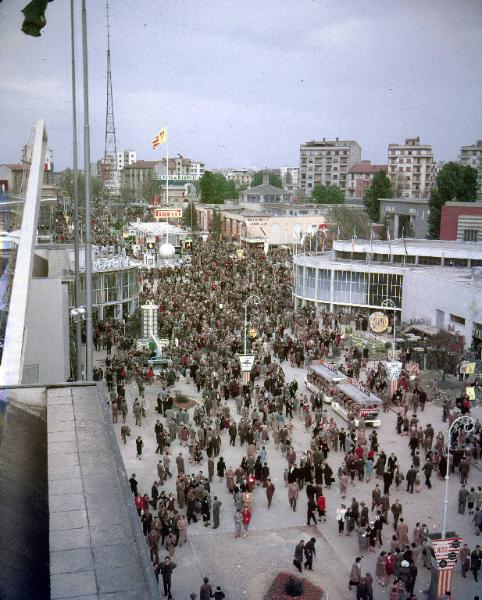 Fiera di Milano - Campionaria 1951 - Viale dell'industria - Visitatori