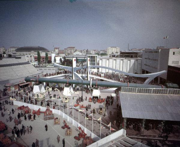 Fiera di Milano - Campionaria 1951 - Area espositiva delle costruzioni meccaniche (largo VIII) - Visitatori