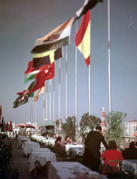 Fiera di Milano - Campionaria 1951 - Palazzo delle nazioni - Ristorante - Tavoli - Bandiere - Visitatori