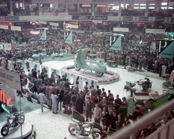 Fiera di Milano - Campionaria 1952 - Pdiglione 31 - Stand Piaggio - Visitatori