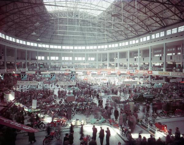 Fiera di Milano - Campionaria 1952 - Padiglione 31 - Visitatori