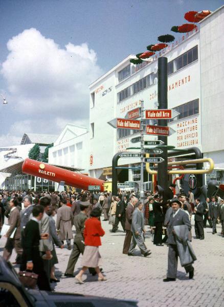 Fiera di Milano - Campionaria 1953 - Viale della siderurgia - Area espositiva Dalmine - Visitatori