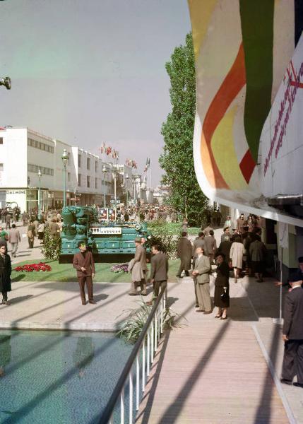 Fiera di Milano - Campionaria 1954 - Viale dell'industria - Ingresso padiglione Eni - Visitatori