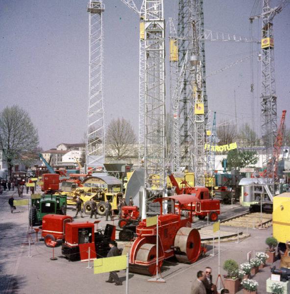 Fiera di Milano - Campionaria 1955 - Settore dell'edilizia - Macchine per l'edilizia - Gru